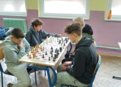 ŠK “Čelik” Zenica završio je sva školska prvenstva na nivou Grada Zenica. Ukupno 653 takmičara u Zenici igralo šah!